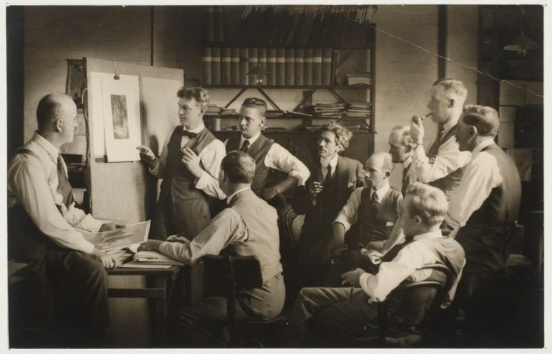 4.-Monte-Luke-at-easel-at-the-first-Australian-Salon-of-Photography-meeting-1924